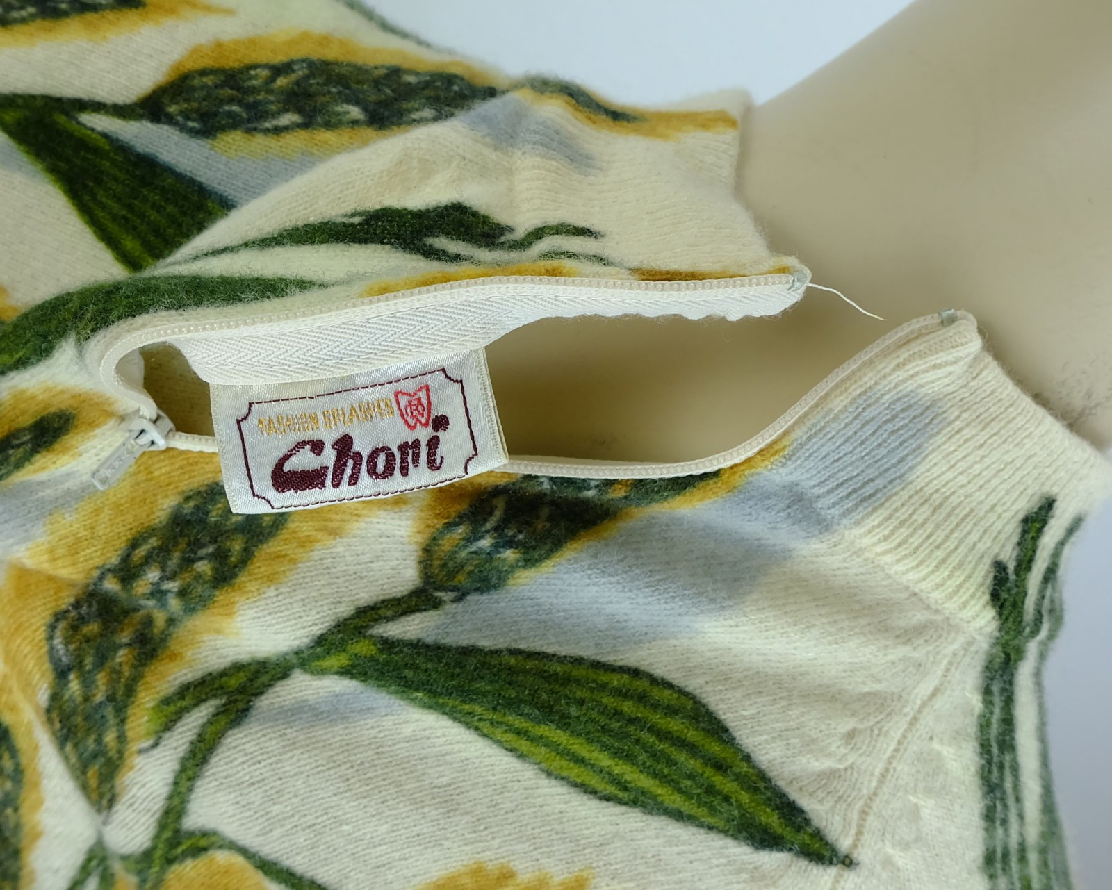 true vintage SWEATER with unusual ear pattern size M 70s