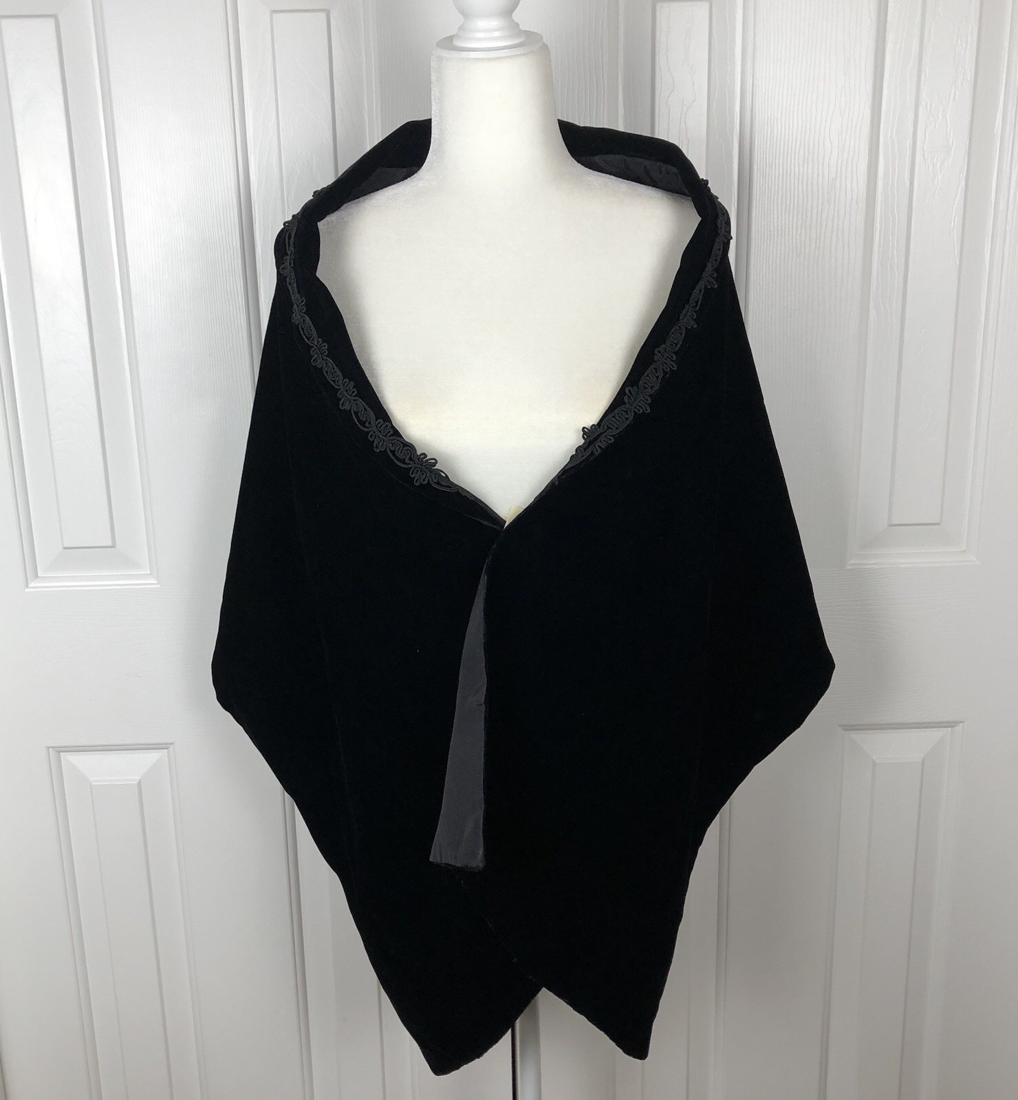 Vtg Black Velvet Cape Open Front Braided Trim Joseph Magnin Evening Witchy Goth