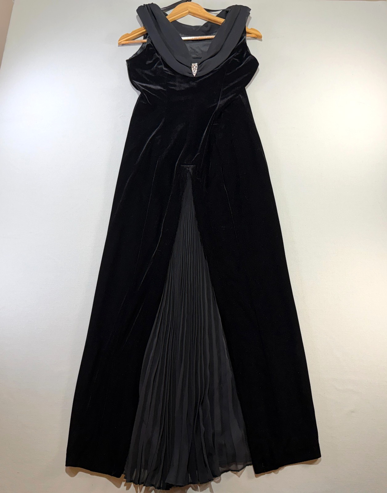 Robbie Bee Black Velvet Evening Dress Sz 10 Chiffon Drape & Pleated Sweep Train