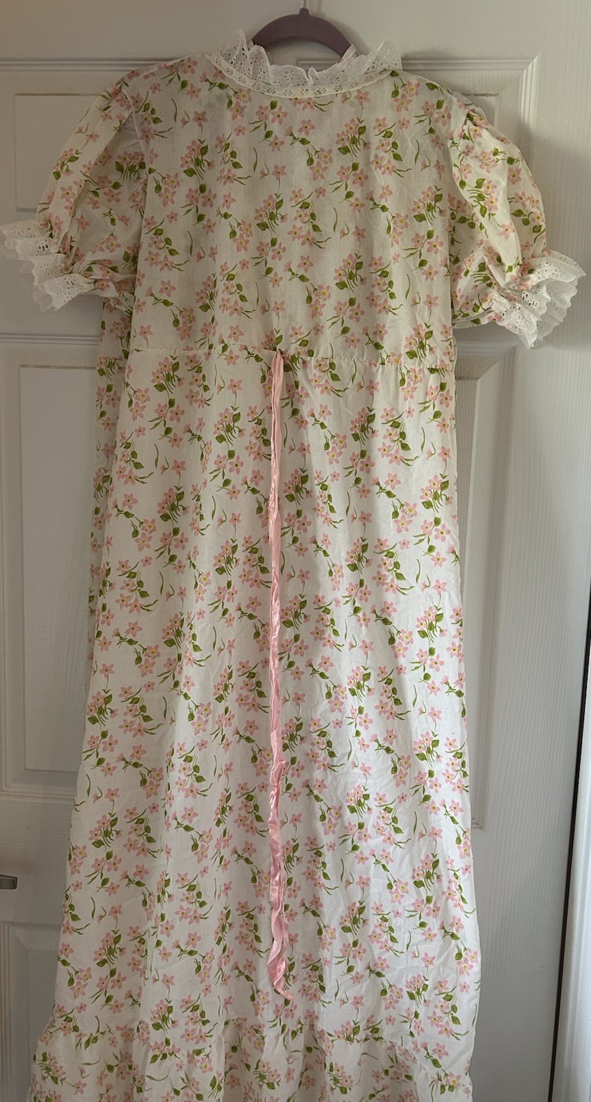 vintage peignoir – White Percale W Pink Floral & Lace Eyelet Empire – Large
