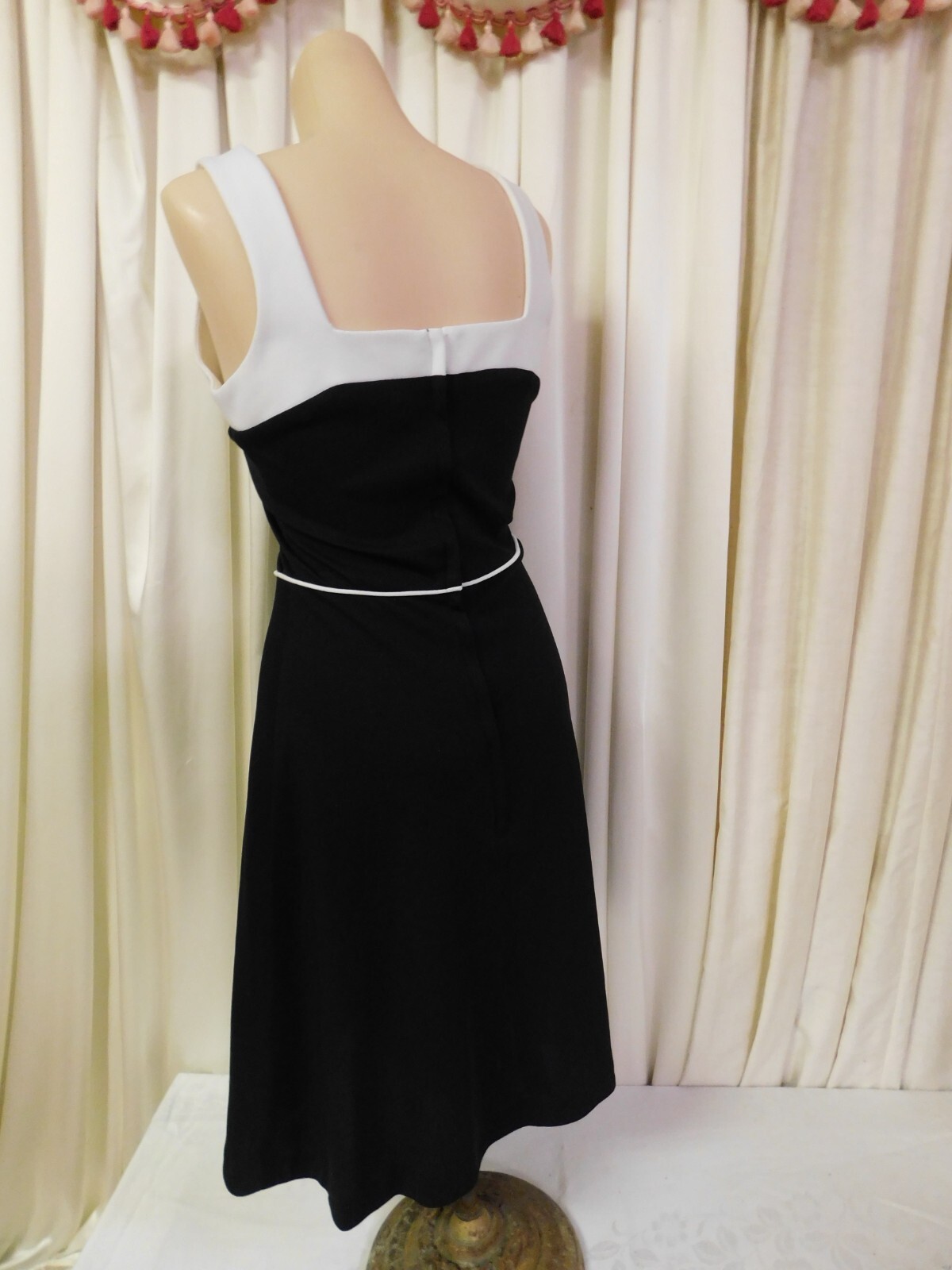1970’s Vintage Black w/ White Polyester Fit Flare Dress 26″ W