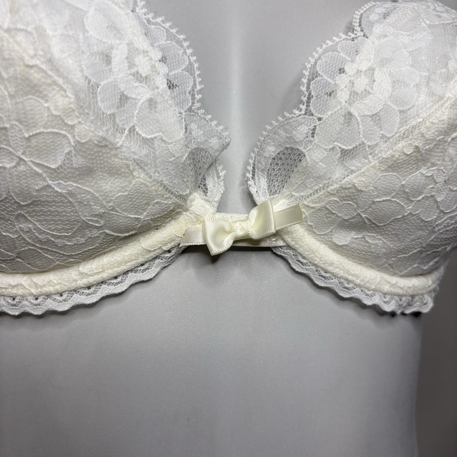 Vintage 90s White Lace Wonderbra Lightly Padded Underwire Bra Size 36C