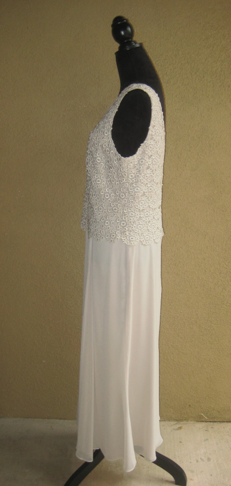 Vintage Daymor Couture C.Mercedes Ferreira beige embroider overlay long gown 12