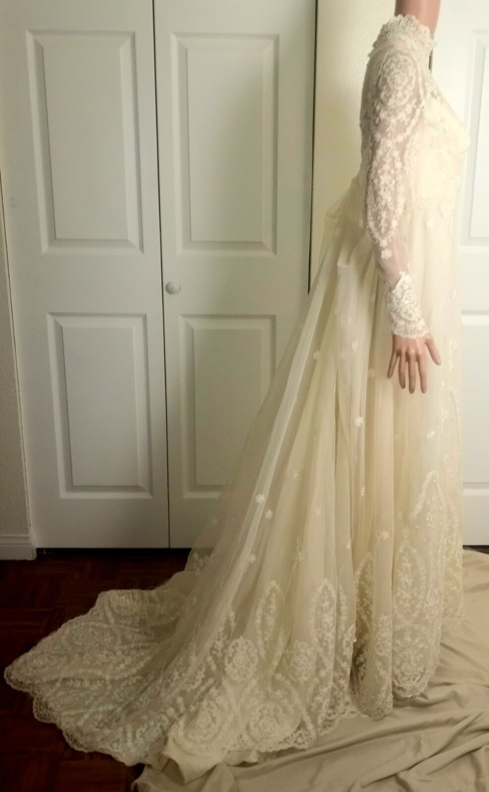 VINTAGE 60’s FRENCH CHANTILLY LACE HANDMADE BEIGE CLASSIC WEDDING DRESS SIZE 4