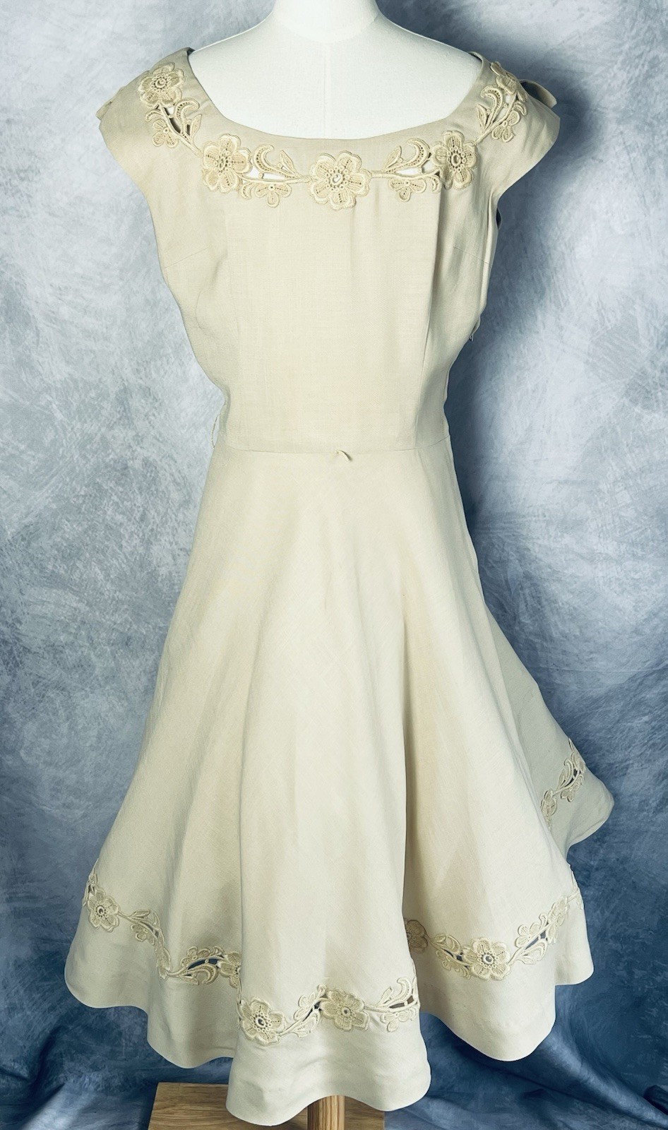 Vintage 1950s Justin McCarty Dallas Beige Linen Floral Applique A-Line Dress S