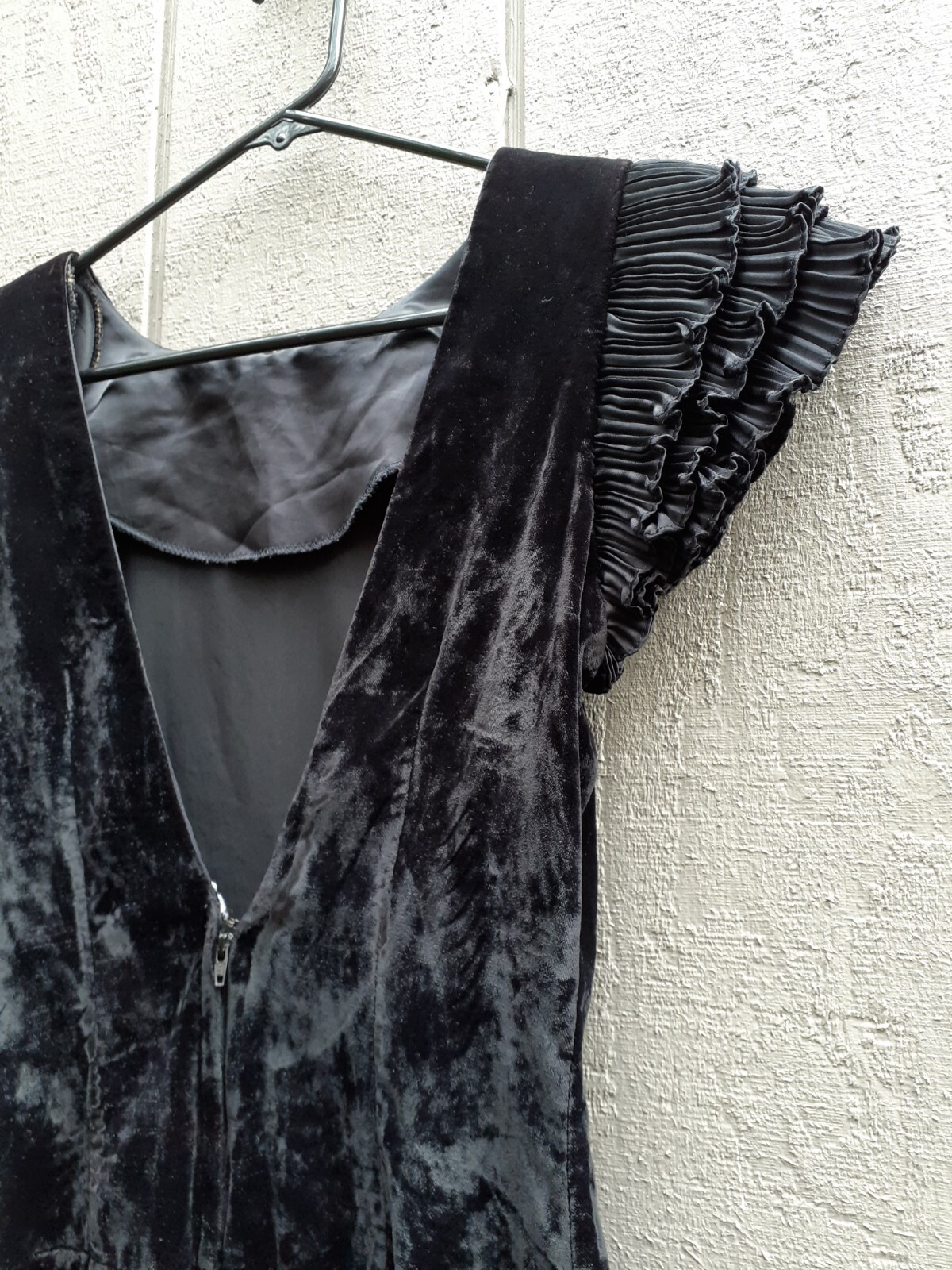 Vtg Nu-Mode Toronto Black Velvet Mini Dress Deep V Back Shoulder Pads XS Ruffled
