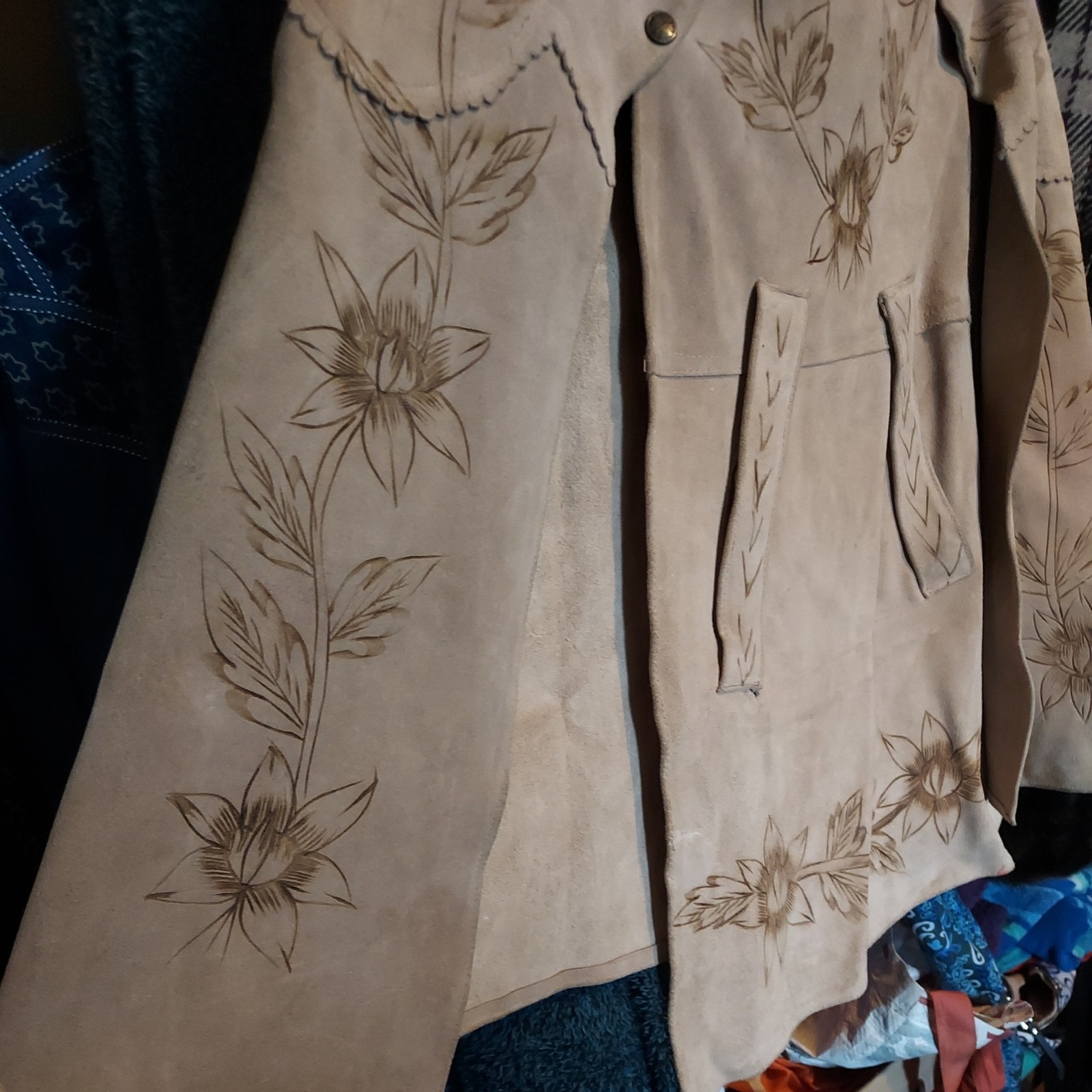 70’s Vintage Suede Floral Cape Capelet Floral Appliqué Hippy Chic Boho