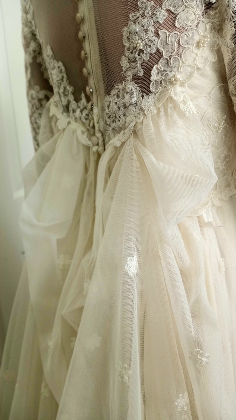 VINTAGE 60’s FRENCH CHANTILLY LACE HANDMADE BEIGE CLASSIC WEDDING DRESS SIZE 4