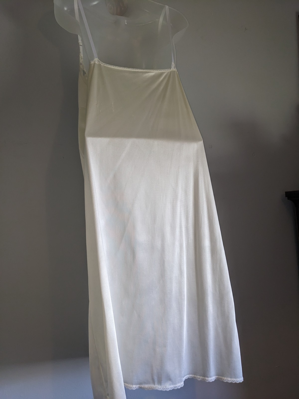 VASSARETTE VINTAGE WOMENS NYLON LACE TRIM SLIP LINGERIE IVORY UNDERGARMENT SZ 38