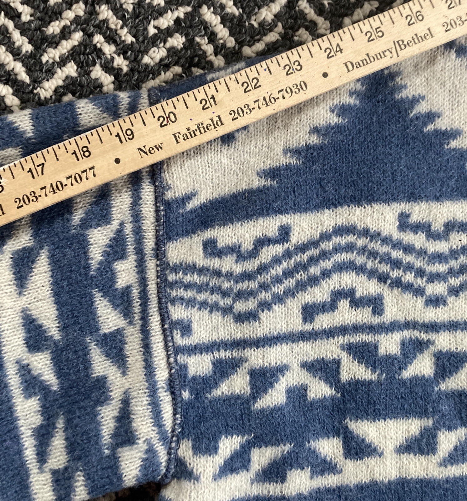 VTG Alps Fine Womens Apparel 100% Pure Wool Sweater Wood Button Cardigan Sz M US