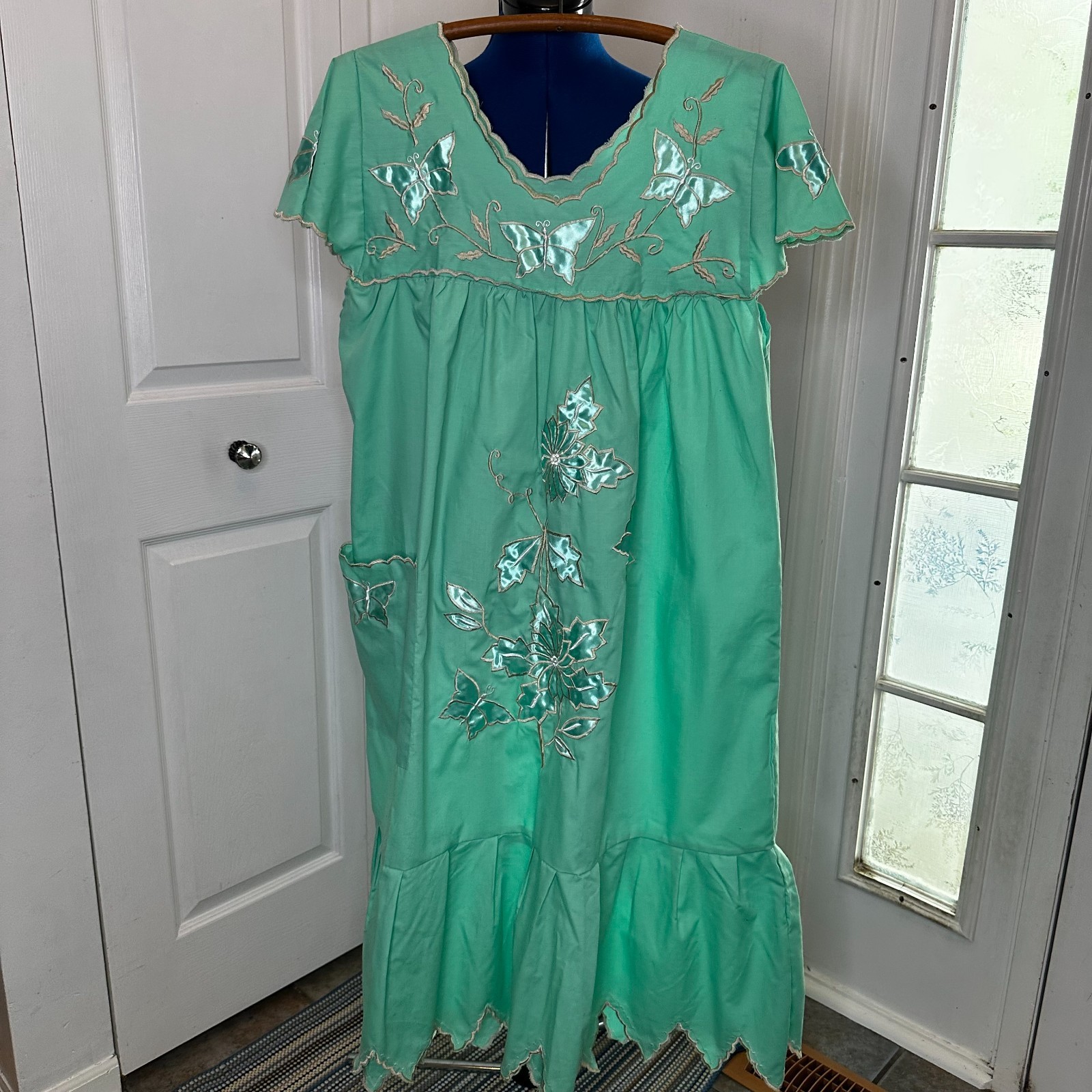 Vintage Women’s Mint Green Nightgown Dress Floral Embroidered SEE MEASUREMENTS