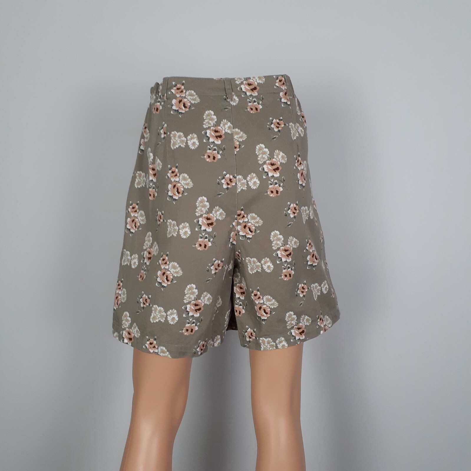 90’s Vintage Floral Shorts by Northwest Blue Size 8 Pleat Front Shorts
