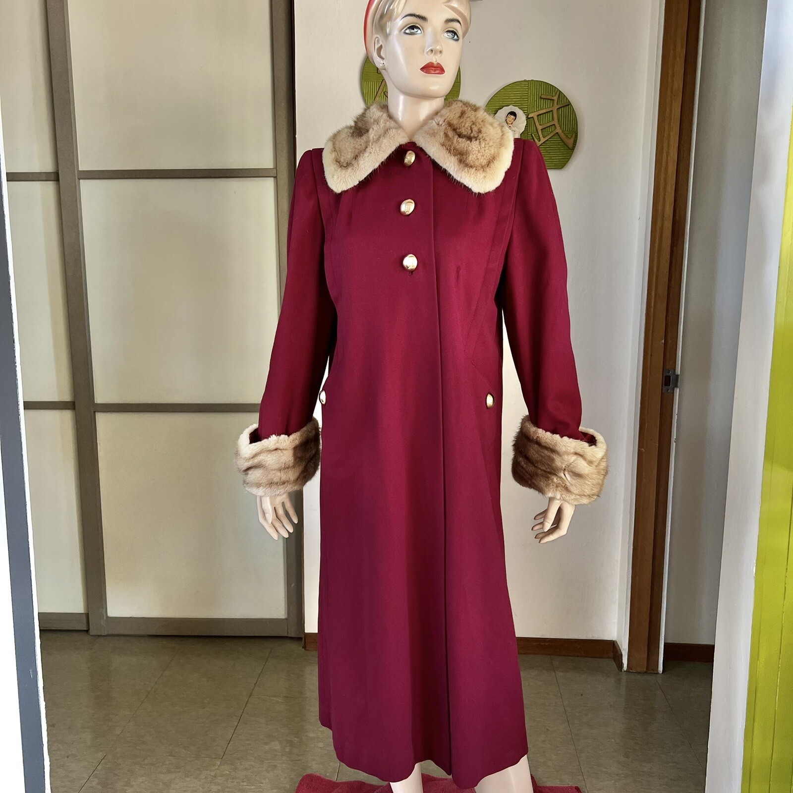 1940s vintage burgundy wool coat with fur trim and brass buttons M