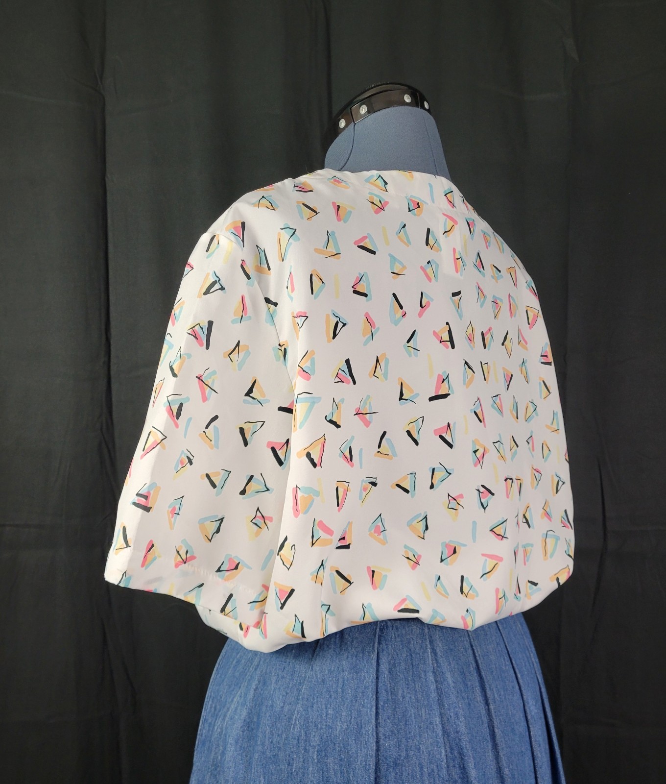 Vintage Alicia S/S Collarless White Blouse w Pastel Triangle Print Size 18
