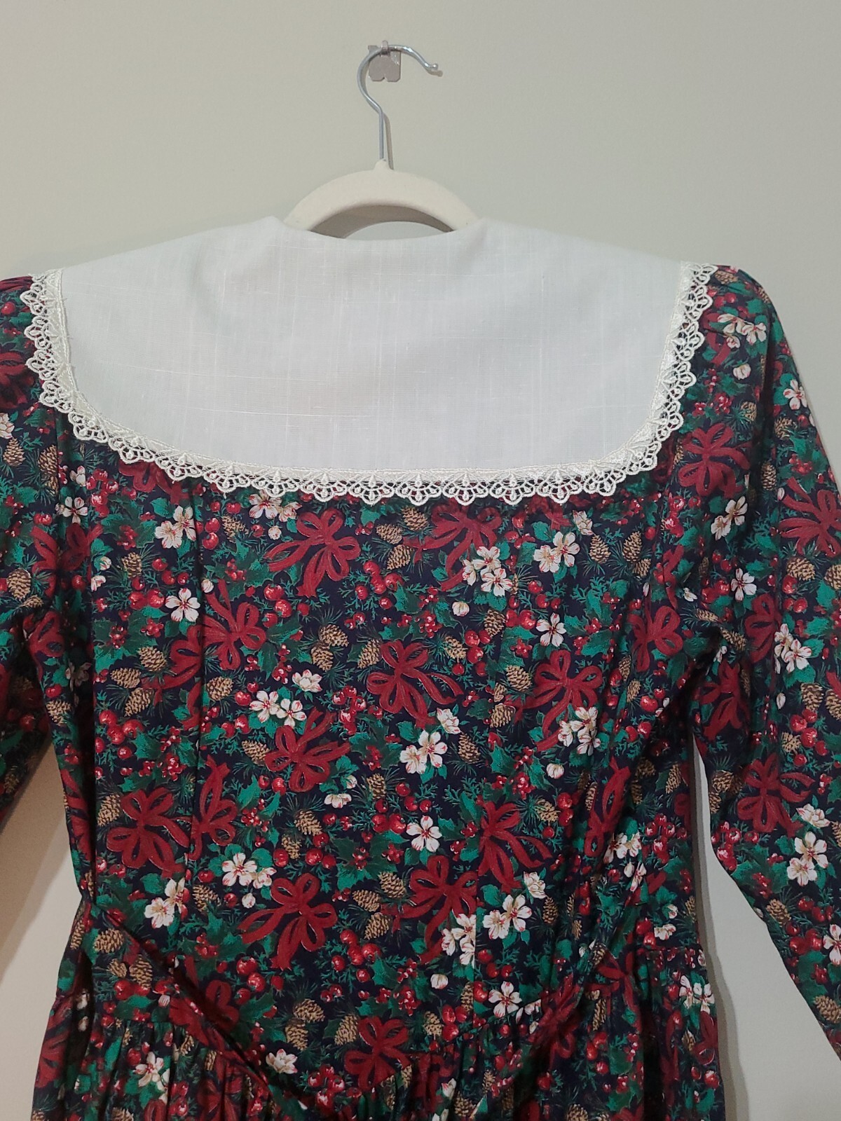 Women’s Size 10 Vintage Lisa Petites Holiday Vibe With White Lace Collar Dress