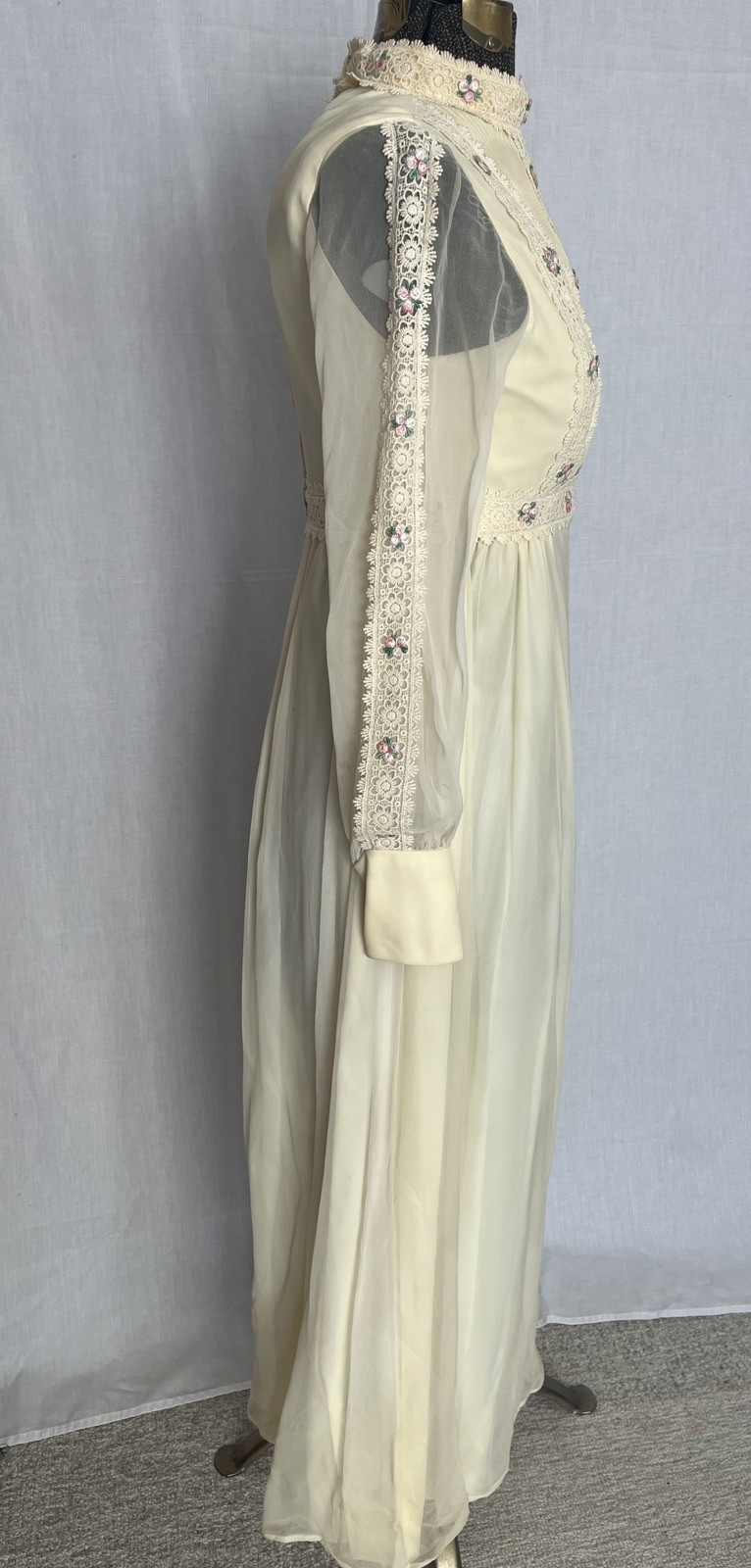 VINTAGE Boho Cottagecore Prairie Cream Dress Rose Details