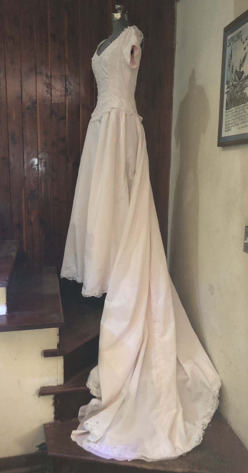 Vintage 1980’s Blush Rose Pink Lace Appliqué Pearls Wedding Gown /Veil 34-26-64
