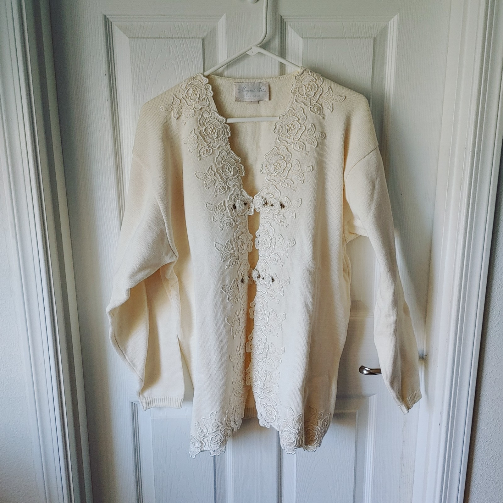 Magnet Art Lynn Yang Ivory White Sweater with Applique Detail Size L