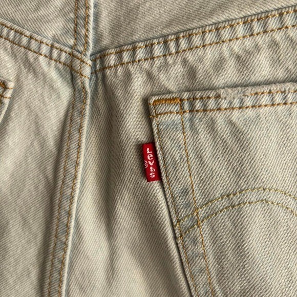 White Levi’s 501 denim shorts size 32 distressed