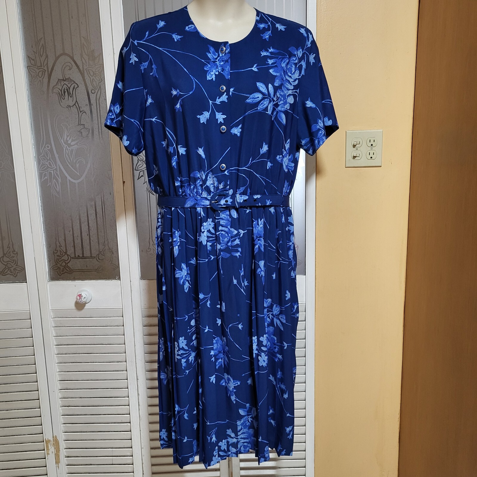 Nancy II Ladies Beautiful Blue Floral Pleated Skirt Dress with Belt – Size 20P