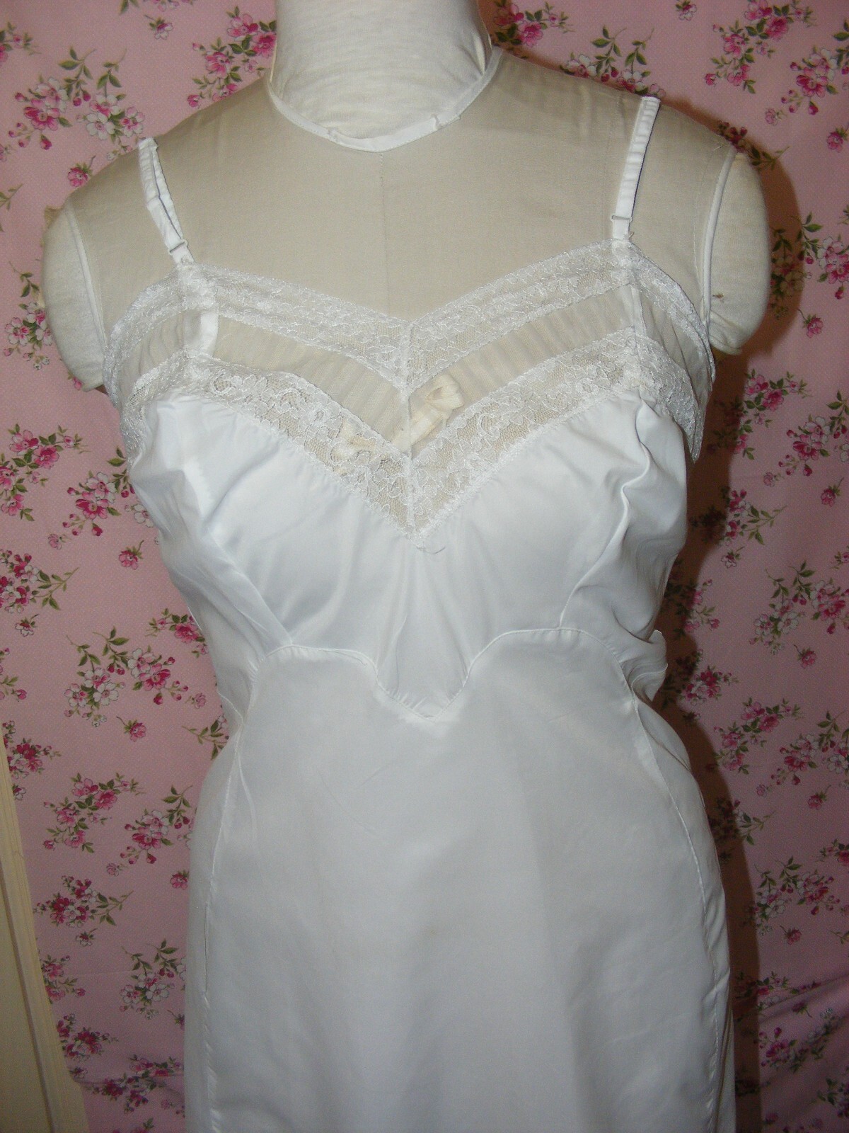 60S FULL DRESS SLIP DEADSTOCK W/TAGS NYLON FITTED VINTAGE LINGERIE SZ 34 LACE