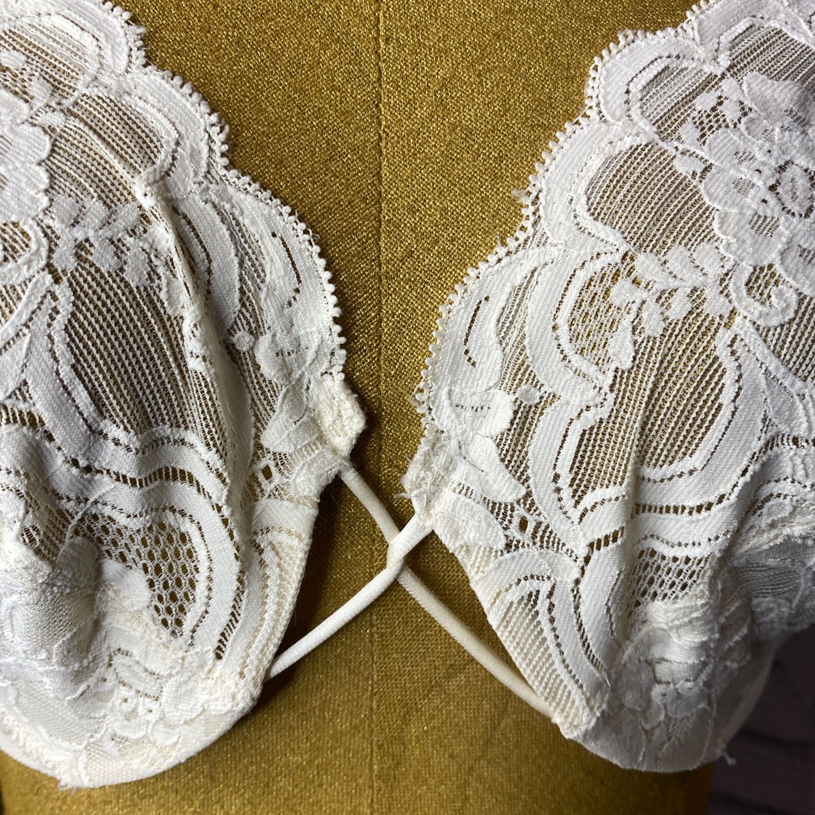 Vintage Vanity Fair Nylon Lace Unlined Bra Size 34D Ivory Underwired Fem 75-075