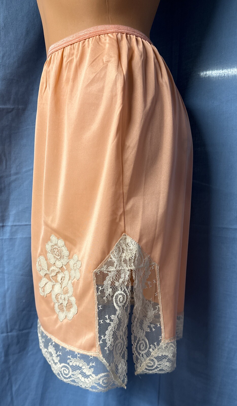 VTG Vanity Fair Antron Nylon Pillow Tab Half Slip~S~Apricot/Peach~ Lace Trim
