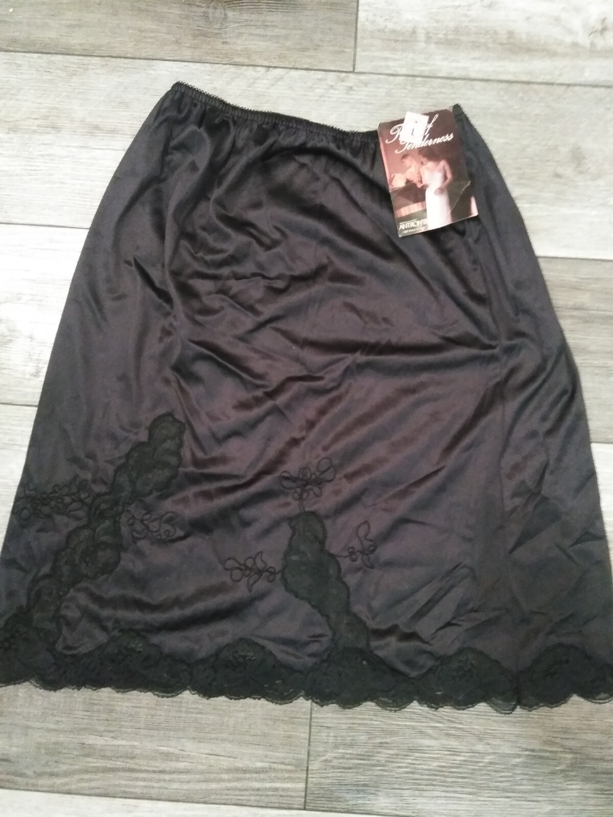 VTG. 1987 TOUCH OF TENDERNESS SIZE LARGE HALF SLIP EMBROIDERED BLACK (N.O.S.)