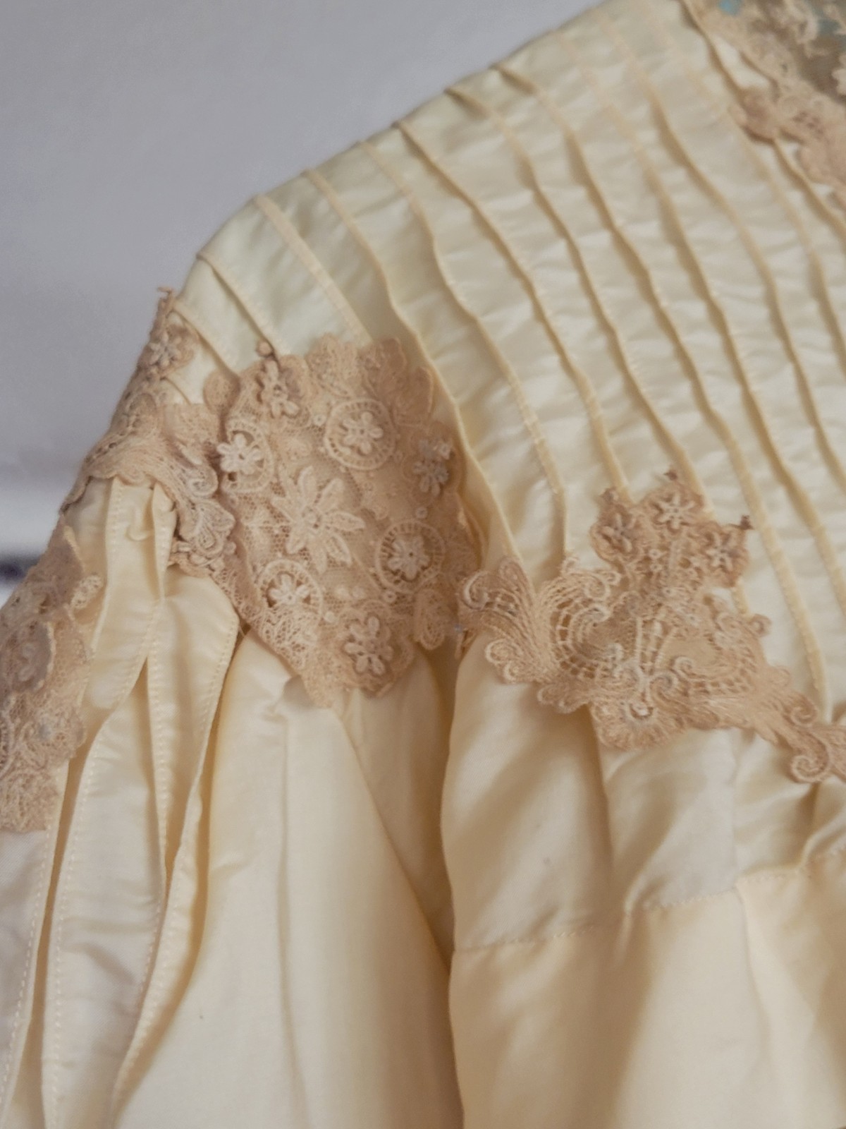 ANTIQUE EDWARDIAN BODICE TOP CREAM COLOR WITH LACE DETAILS AS IS COND XS