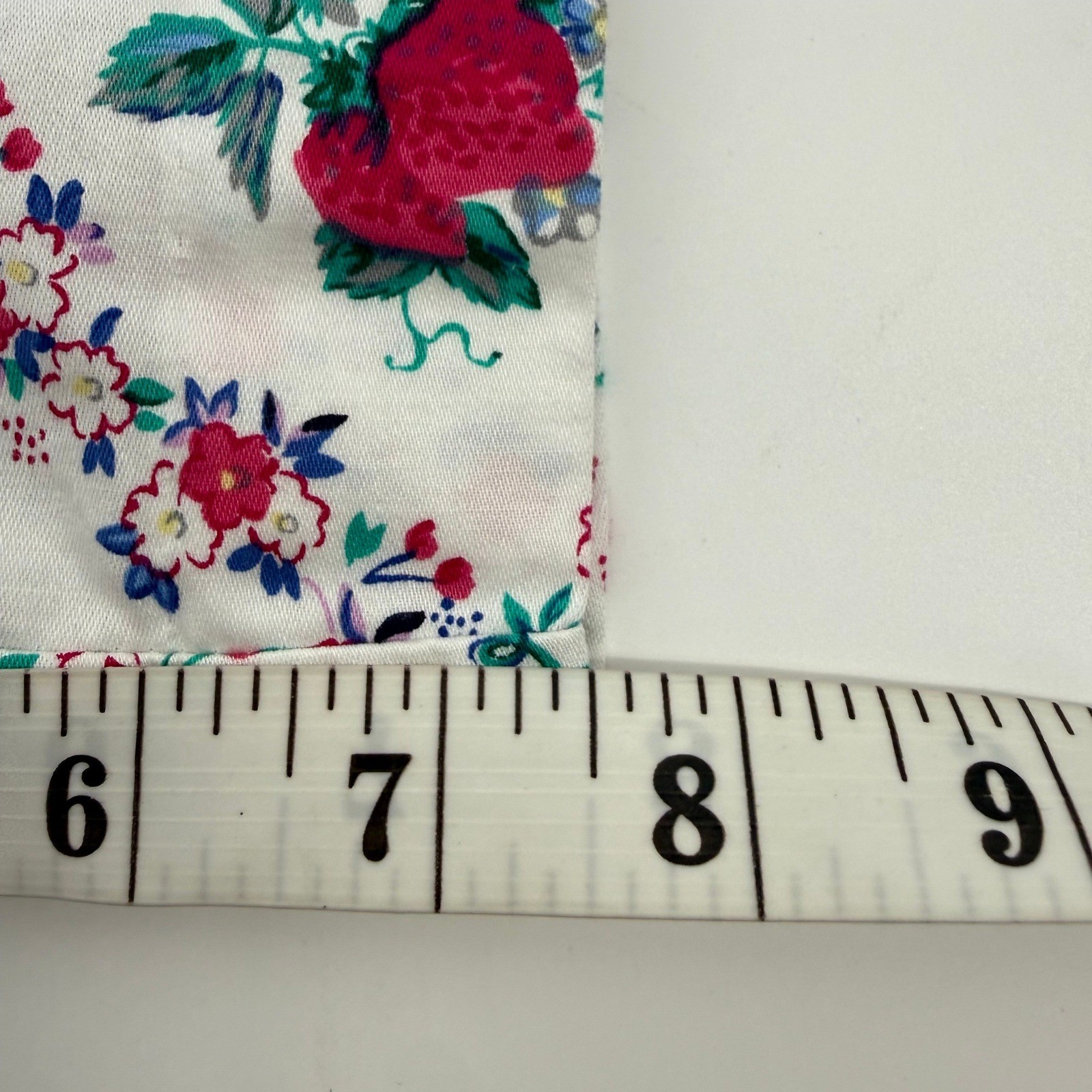 The Eagle’s Eye Shorts Womens 12 White Floral Strawberry Excellent Vintage 90s