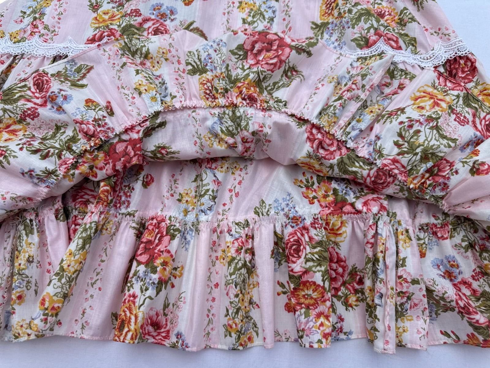 Lovely Vintage Floral Maxi Dress – Lace Trim – Full Skirt – Size Medium