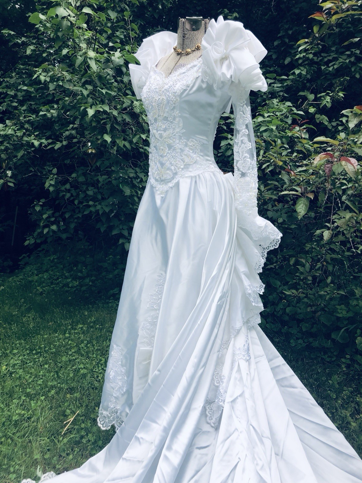 Vintage 1980’s Pearls Floral Appliqués Sequin Lovely Wedding Gown Dress 32-24-62