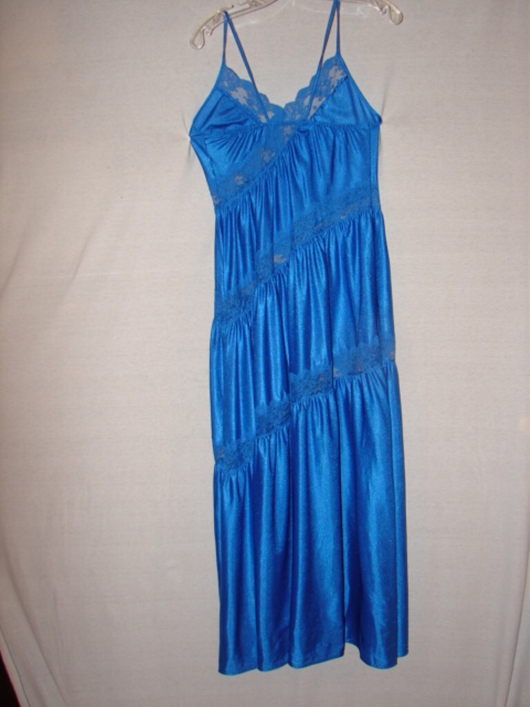 Vintage Rikki New York Nightgown 103″ diameter Full Sweep Gown Timeless Size M