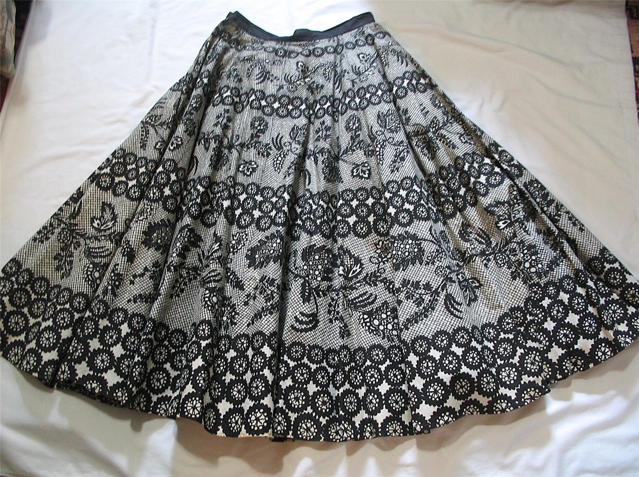 VINTAGE 1950S~BLACK & WHITE CIRCLE SKIRT W INNER CRINOLINE~SM~25″WAIST~196″SWEEP