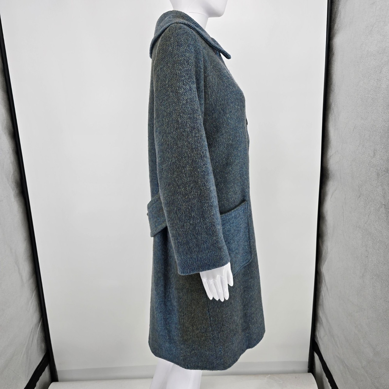 Distressed Vintage 1960s Women’s Heathered Gray-Blue Single-Breasted Coat (M)