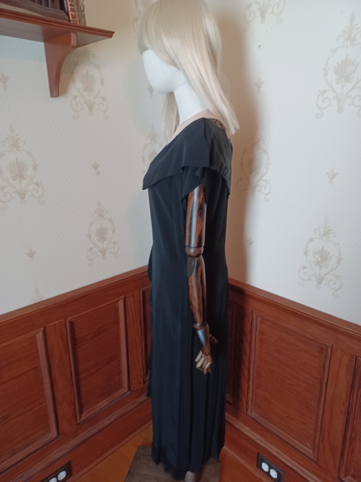 Vintage 1940s Black Cocktail/Wiggle dress with nude-color and lace accents