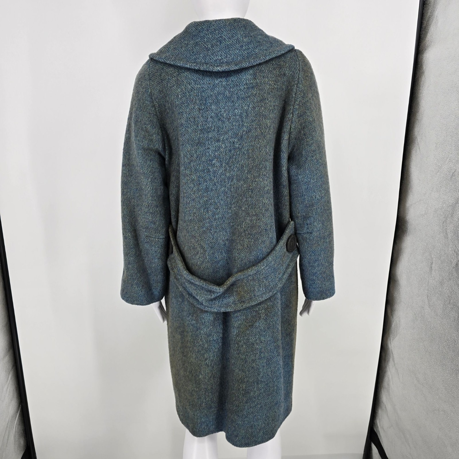 Distressed Vintage 1960s Women’s Heathered Gray-Blue Single-Breasted Coat (M)