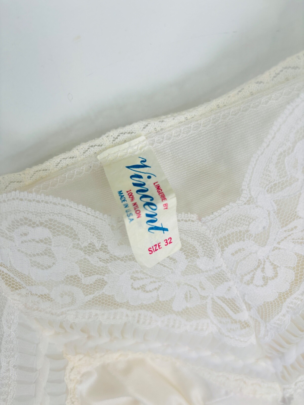 VTG 70’S VINCENT*BOMBSHELL SOFT WHITE LACE TRIM FULL SLIP CHEMISE NEGLIGEE*32 S