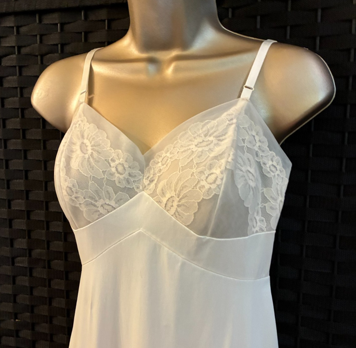 Vintage VANITY FAIR Ivory FULL SLIP Sz 34 L Medium CHIFFON LACE Coquette Nylon