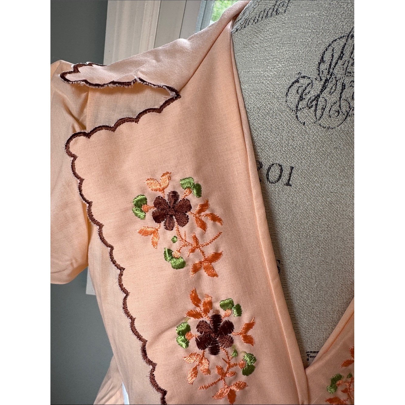 Seats 1970’s peach cotton embroidered robe duster wrap dress small