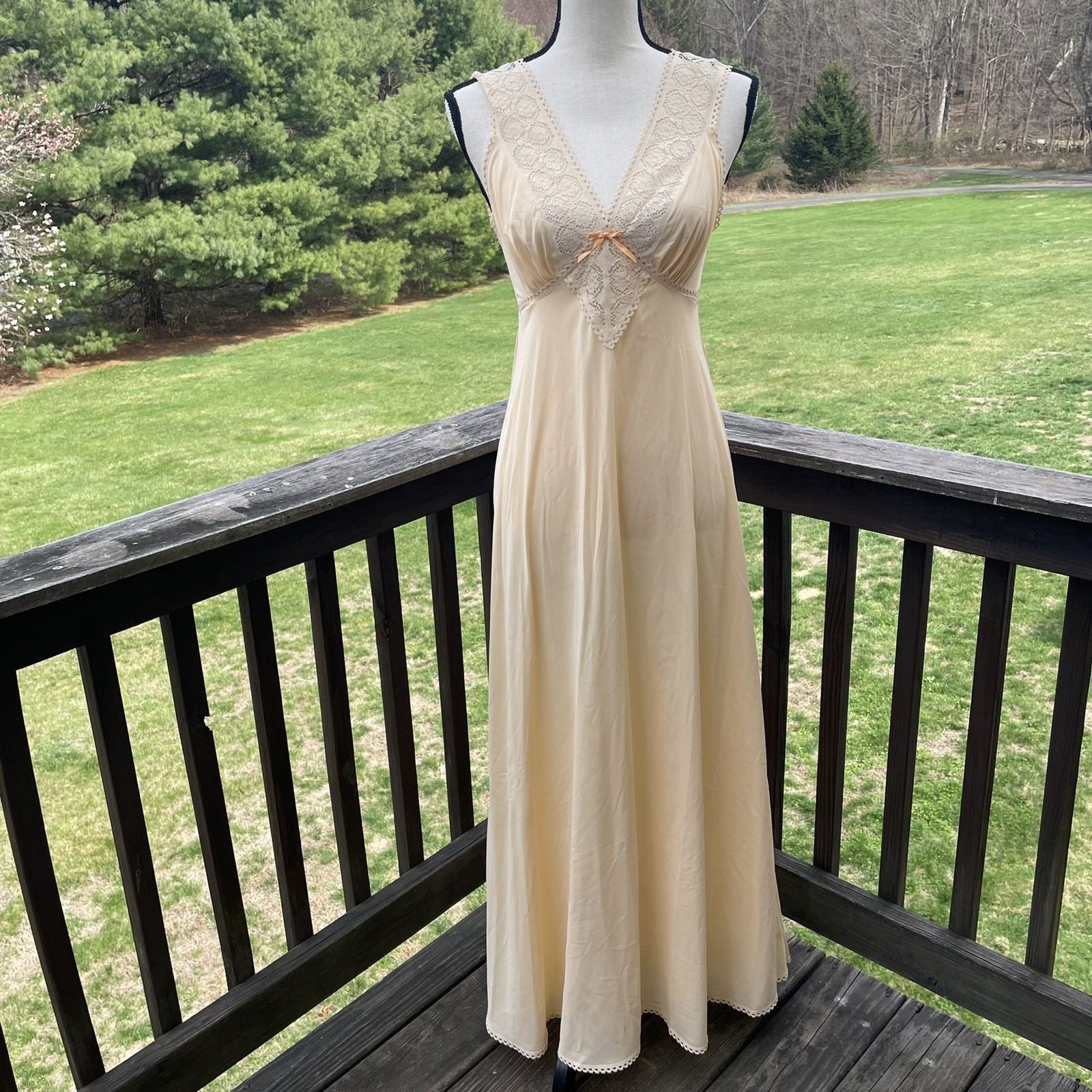 VANITY FAIR Peignoir Set Dressing Gown Robe Lace Peach Dainty Nylon 70s Vtg