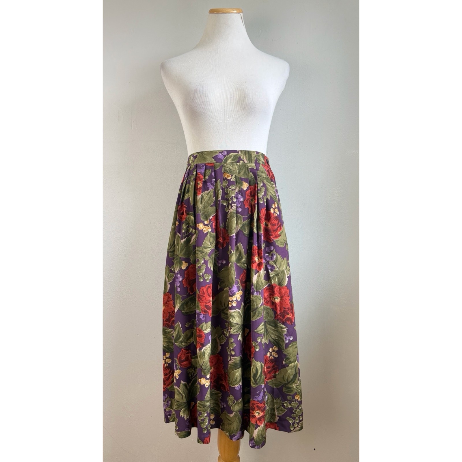 Vintage Floral Pleated Silk Midi Skirt Size Medium 8 Grapes Print 27-30″ Waist