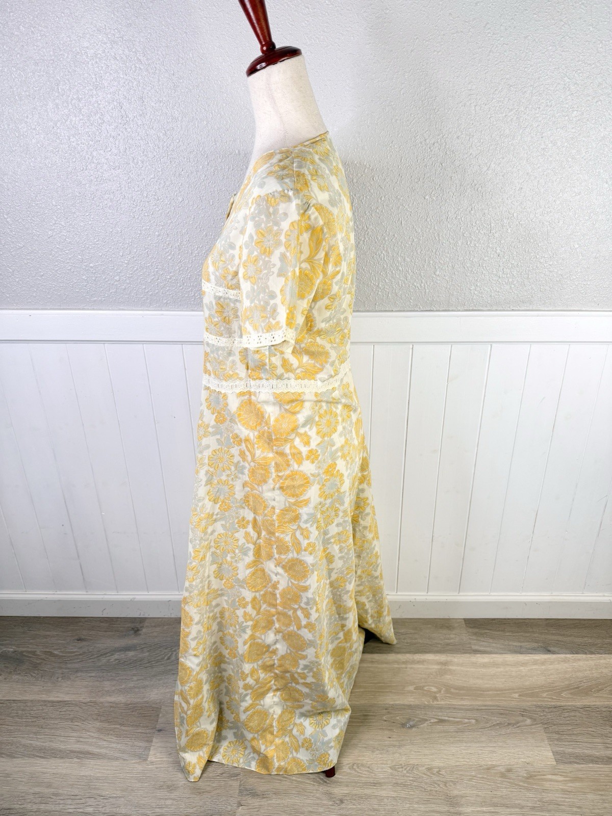 Vintage 70s Yellow Retro Floral Handmade House Dress Housewife Lace Trim