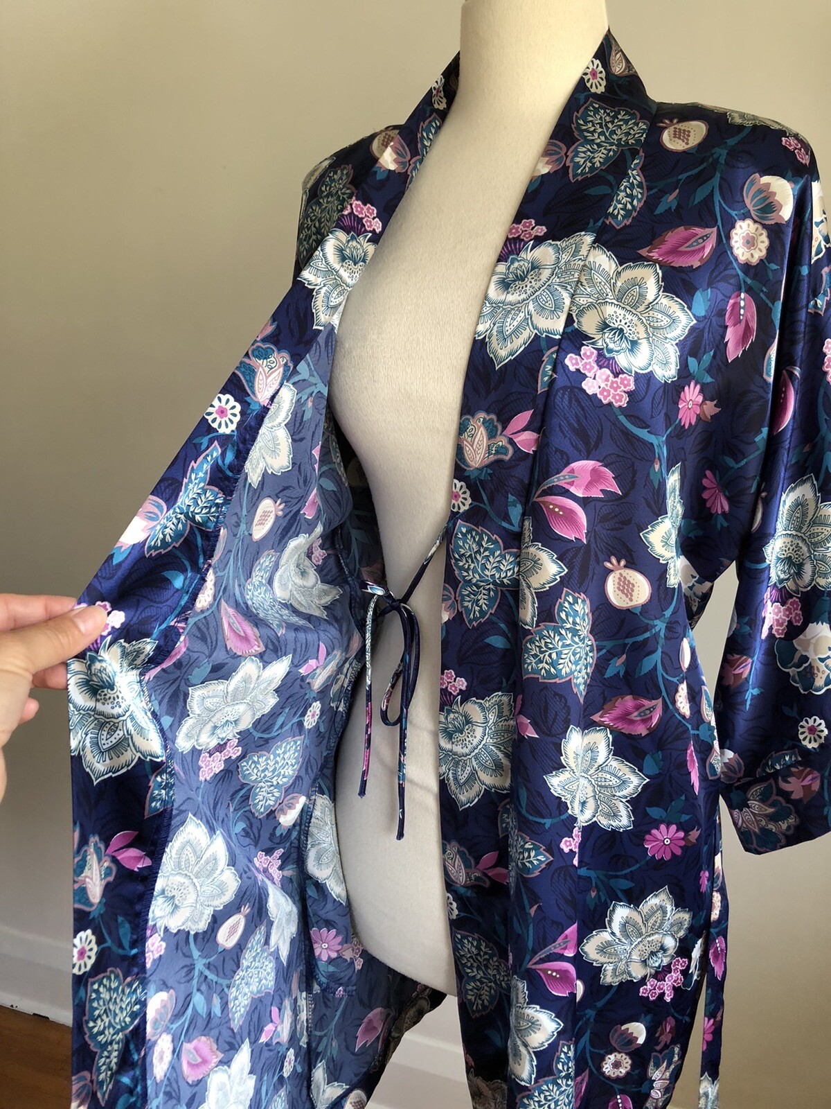 STUNNING VTG CALIFORNIA DYNASTY Blue Floral Silky Satin Robe Dressing Gown S/M