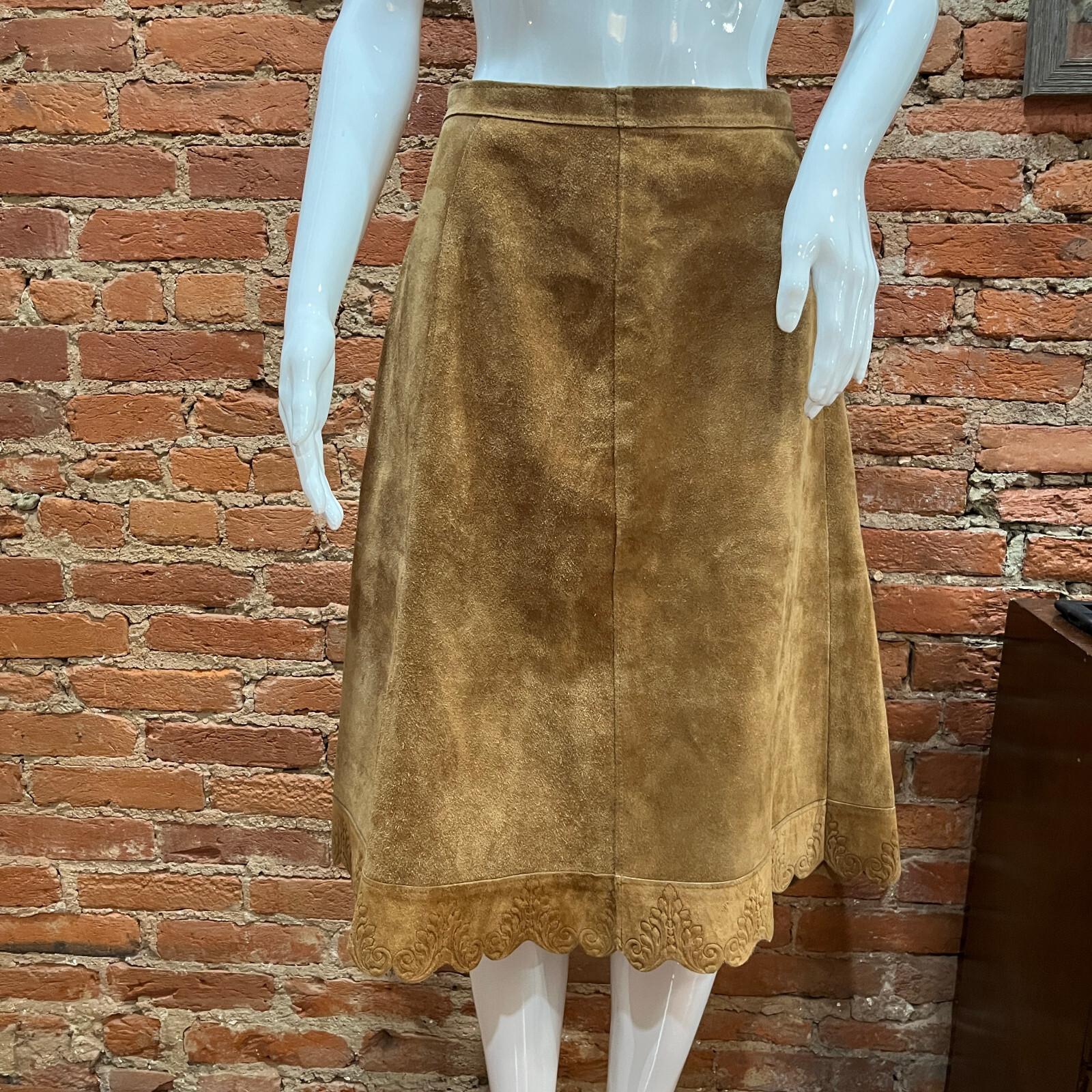 Vintage Western A-Line Cowgirl Festival Tan Suede Skirt Embossed Hem 28″ waist
