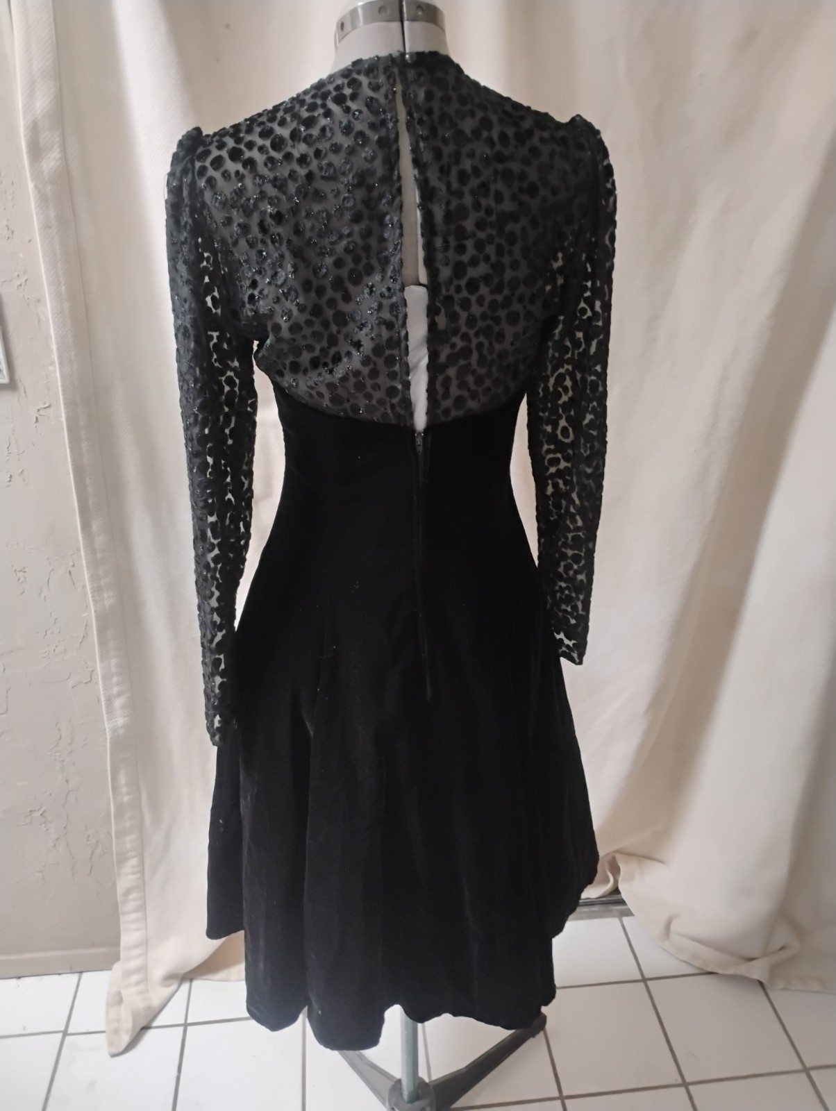 Niki Originals sz 6 Black Velvet Fit & Flair Dress Illusion Neck & Sleeve