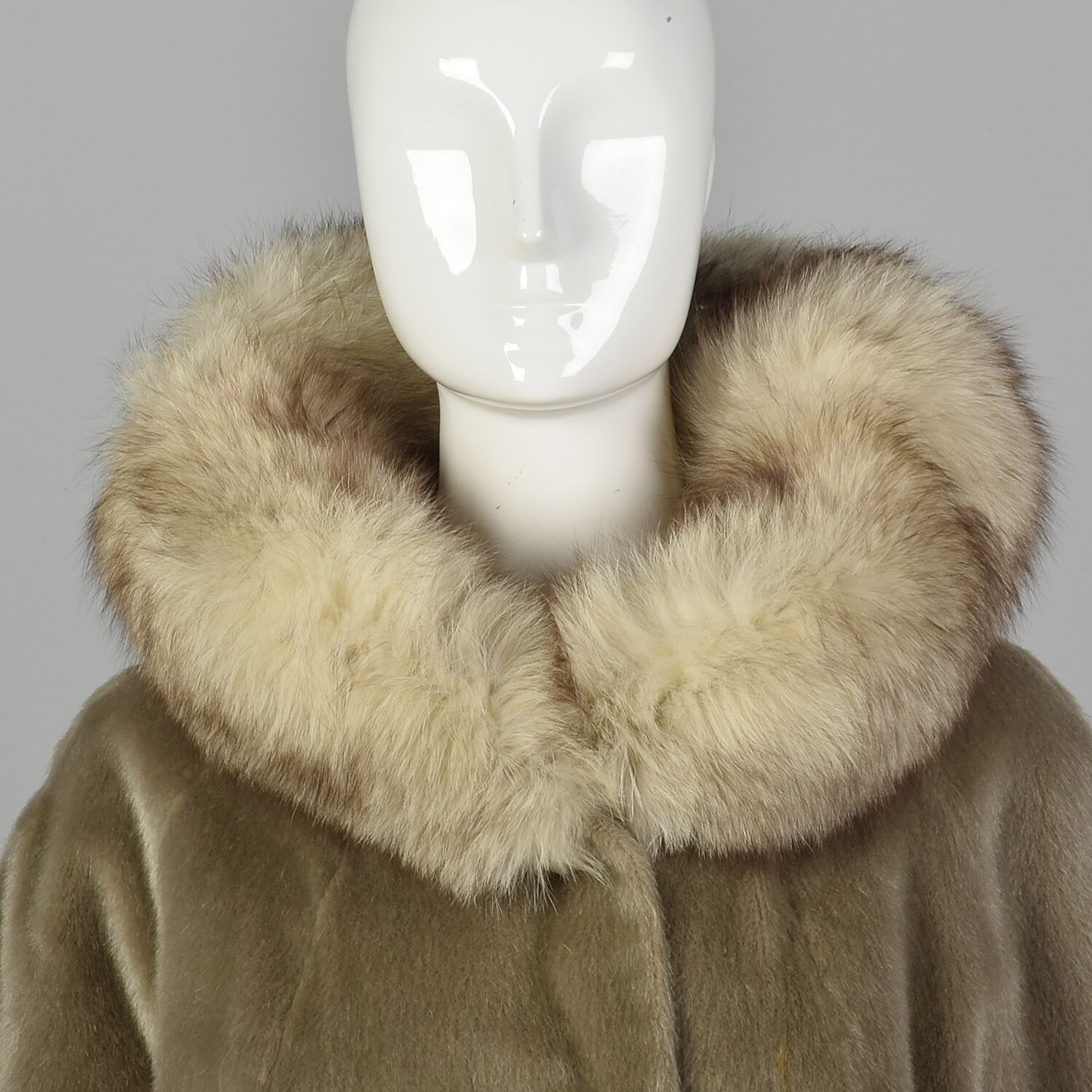 L 1960s Tan Coat Faux Fur Fox Fur Collar Boxy Bracelet Sleeves Winter Jacket