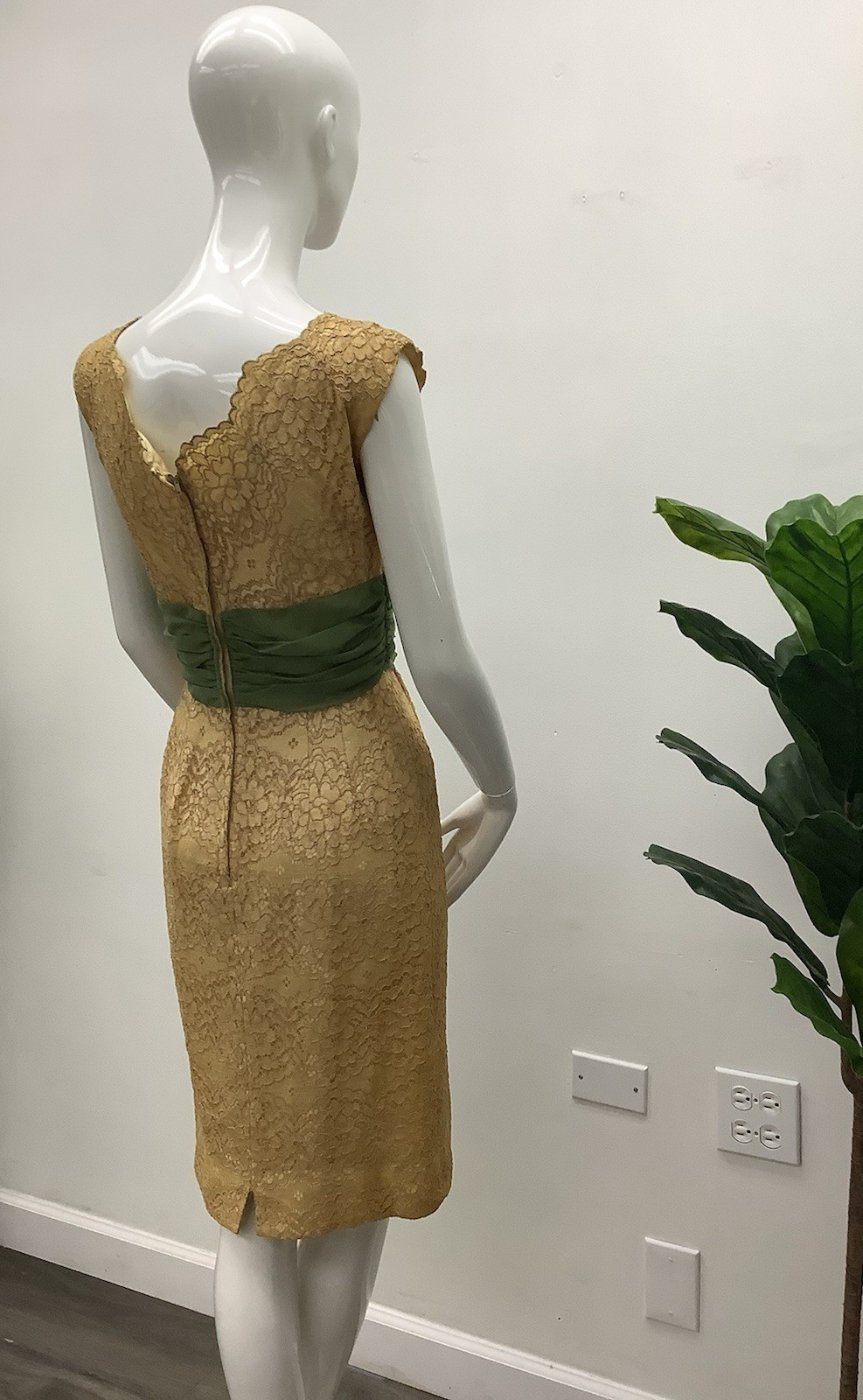 Vintage Dress – Size S/M – No Original Tag – Pre-Owned