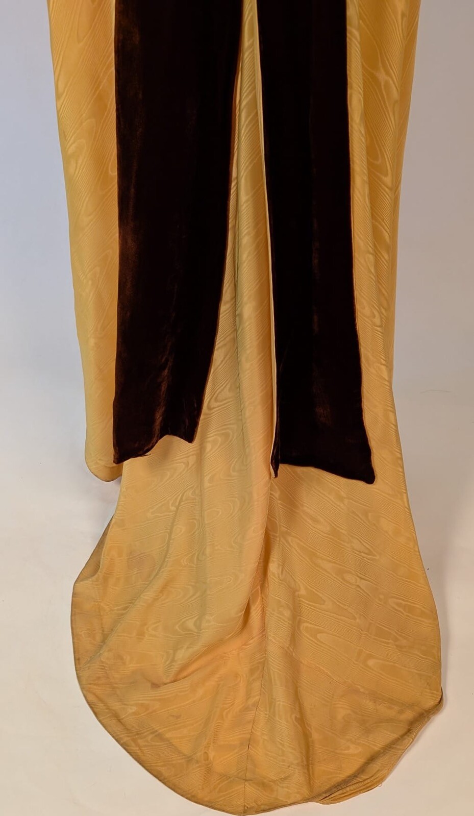 1930’S YELLOW WATERED MOIRE LONG DRESS W PUFF SLEEVES + VELVET + TRAINING REAR