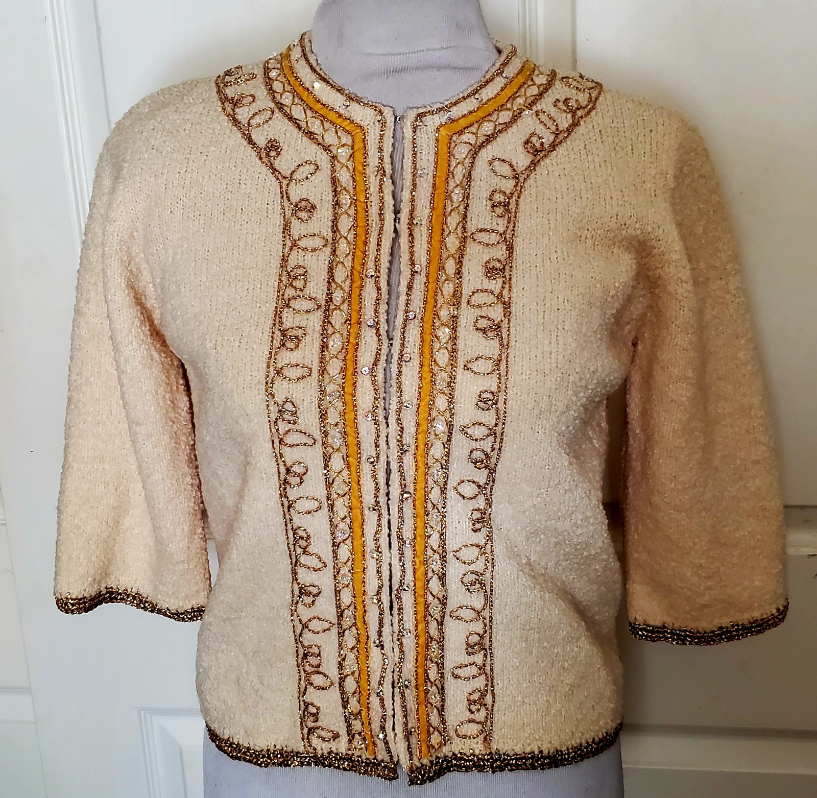 Vintage 50s 60s Cream Colored Sweater Rhinestones Gold Metallic Trim B36j